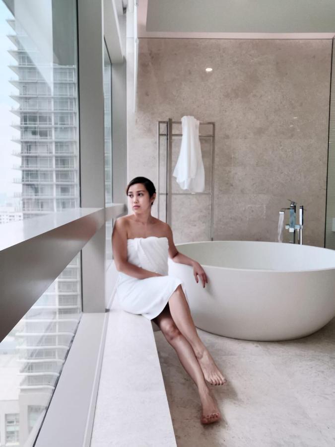 Ph Suites At Pavilion Bukit Bintang Kuala Lumpur Ngoại thất bức ảnh A woman wrapped in a bath sheet